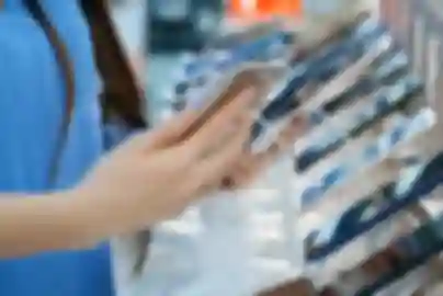 Prihodi od pametnih telefona rastu unatoč sporijim isporukama, a tržište sve jasnije nagrađuje premium i AI sloj