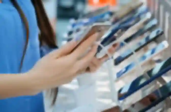 Prihodi od pametnih telefona rastu unatoč sporijim isporukama, a tržište sve jasnije nagrađuje premium i AI sloj